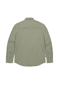 Groen shirt met lange mouwen en een button-down kraag, met een effen textuur en manchetten met twee knopen. De zoom is licht gebogen.