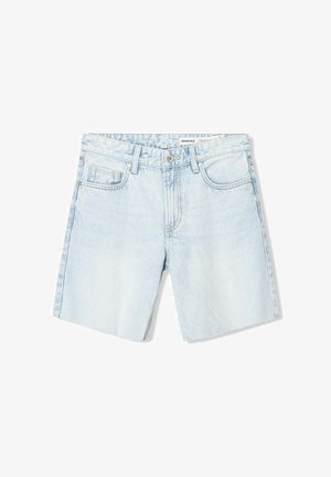 Svetlo modri denim kratke hlače imajo klasičen kroj, pet žepov, zaponko in raztrgane robove. Tkanina se zdi mehka z izbledelim zaključkom.