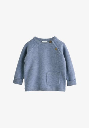 Blå strikket sweater med lange ærmer, rund hals, to træknapper ved halsudskæringen og en paspoleret lomme foran. Blød tekstur.