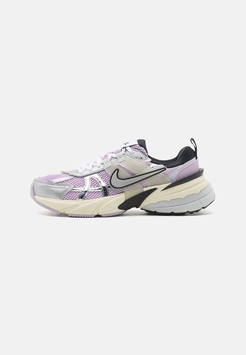 Nike Sportswear - V2K RUN NEWS - Baskets basses - doll/metalilc silver/black/barely grape/coconut milk/photon dust, Agrandir