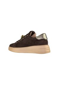 Sneaker in suede marrone con accenti metallici argentati, punta rotonda e suola in gomma beige. Presenta chiusura con lacci e hardware decorativo.