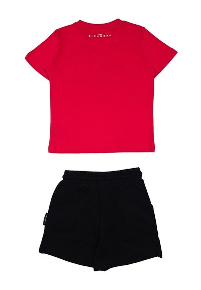 T-shirt rossa di cotone con maniche corte e scollatura tonda, abbinata a pantaloni corti neri con cintura elastica.