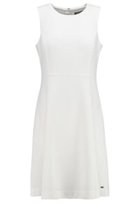 Robe blanche texturée sans manches avec un col rond, cintrée à la taille, et une jupe évasée se terminant au-dessus du genou.
