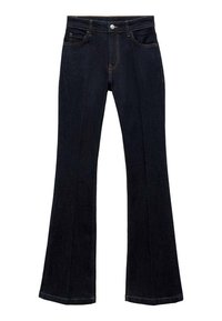 Jeans acampanados de mezclilla azul oscuro con una cintura de altura media, bolsillos frontales y acentos de costura en las costuras. Textura suave con un diseño clásico.