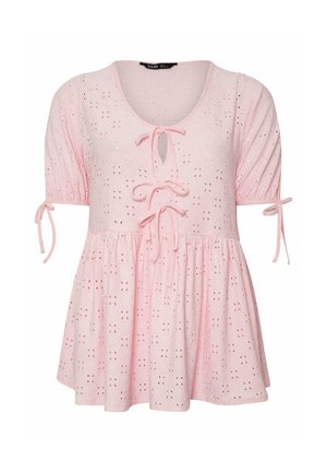 Blouse courte à manches courtes rose clair avec motif à œillets, col rond, trois nœuds à nouer à l'avant et taille froncée évasée.