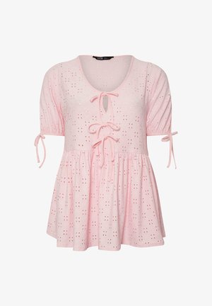 Lichtroze blouse met korte mouwen, eyeletpatroon, ronde halslijn, drie strikjes aan de voorkant en een uitlopende taille met plooien.