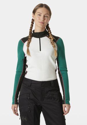 Sudadera ajustada de manga larga con cremallera en blanco, verde y negro. Presenta colores contrastantes, textura suave y un cuello alto con media cremallera.