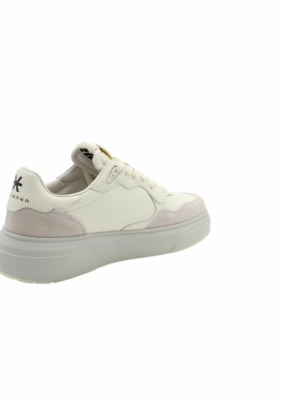 Weiße Sneaker mit Wildlederakzenten, runder Form, flacher Gummisohle, Schnürdesign und Logodetail an der Ferse.