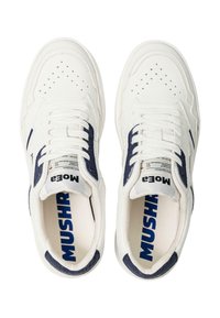 Witte sneakers met marineblauwe accenten, met een leren bovenwerk, geperforeerde neus, ronde veters en logo-detail op de tong en inlegzool.
