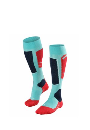 Calcetines deportivos hasta la rodilla en azul claro con dedos y talones rojos, con patrones geométricos negros y rojos en los laterales.