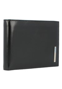 Portafogli in pelle nera con finitura lucida, caratterizzato da un accento in metallo argentato e una striscia blu. Design rettangolare con cuciture visibili.