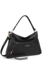 Borsa a tracolla in pelle nera con superficie texture, hardware in oro, manico corto e una tracolla aggiuntiva. Presenta una tasca anteriore con zip.