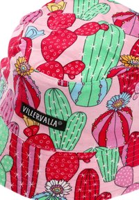 Kapelusz typu bucket w różowym materiale z wyrazistym nadrukiem kaktusa w kolorze zielonym i czerwonym, z akcentami kwiatowymi oraz czarną metką marki.