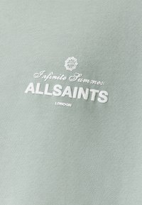 Sudadera verde claro con texto bordado "Infinite Summer ALLSAINTS LONDON" en blanco, hecha de una tela suave y texturizada.