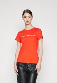 Calvin Klein Jeans INSTITUTIONAL LOGO 2 PACK - Tričko s potlačou - fiery red/bright white