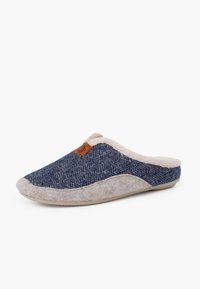 Granatowe kapcie w wzór rybia ość z miękkim różowym wykończeniem ze shearlingu, wełnianą cholewką i beżową podeszwą. Posiada brązową naszywkę z logo.