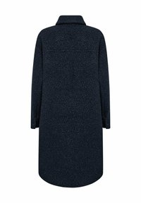 Lange donkerblauwe jas met textuur, met mouwen van volledige lengte, rugstuknaad en afgeronde zoom, gezien van achteren tegen een witte achtergrond.