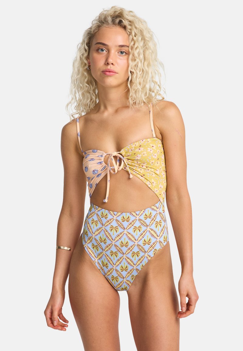 Bikiny sada s vázaným, nařaseným horním dílem v růžových a žlutých květinových vzorech, doplněná o kalhotky s vysokým pasem v modrém a žlutém vzoru palem.