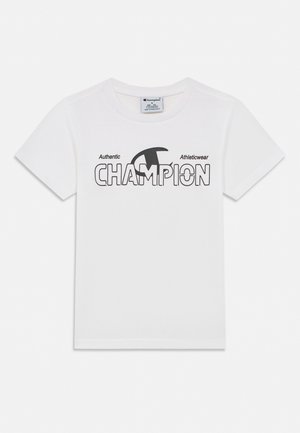Camiseta blanca de manga corta con texto y logotipo negro "CHAMPION", incluyendo las palabras "Authentic" y "Athleticwear" sobre el nombre de la marca.