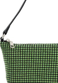 Fekete és zöld rhinestone clutch táska sima fekete pánttal, cipzáros záródással és ragyogó díszítésekkel ellátott rácsos mintázattal.