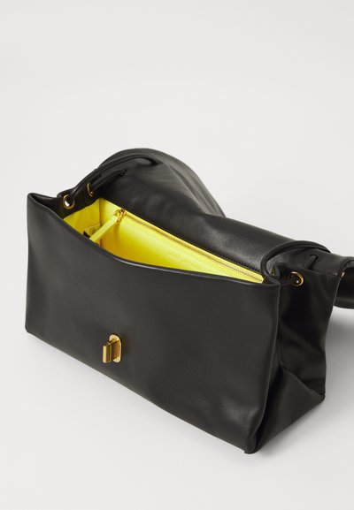Schwarze Lederhandtasche mit strukturiertem Design, leuchtend gelbem Innenraum, Reißverschlussfach und goldenen Hardware-Details.