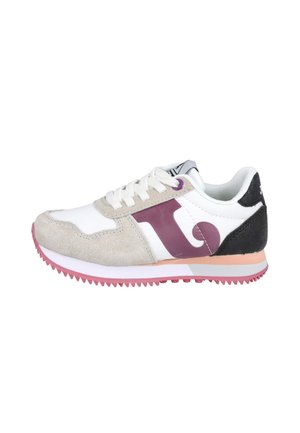 Zapatilla blanca, gris y negra con logo morado, cordones blancos, suela rosa y detalle de ante en la puntera mostrada de lado.