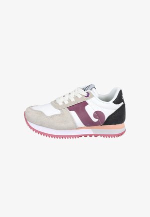 Zapatilla blanca, gris y negra con logo morado, cordones blancos, suela rosa y detalle de ante en la puntera mostrada de lado.