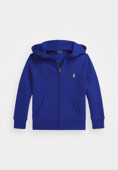 Μπλε φούτερ με φερμουάρ και μεγάλη κουκούλα, εμπρόσθιες τσέπες και μικρό κίτρινο λογότυπο στο στήθος. Φτιαγμένο από μαλακό, υφασματοποιημένο ύφασμα.