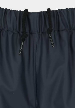 Marineblauwe elastische tailleband met zwarte aantrekkoorden met plastic uiteinden op een paar casual broeken of korte broeken.