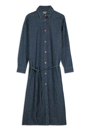 Abito a maniche lunghe di colore blu navy con sottili strisce verticali bianche, bottoni rossi sulla parte anteriore, colletto e una cintura sottile abbinata in vita.