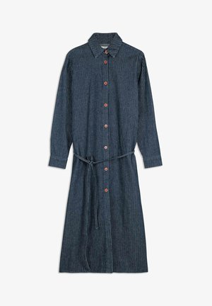 Abito blu navy a maniche lunghe con righe bianche, bottoni rossi lungo la parte anteriore, colletto e una cintura in vita coordinata.