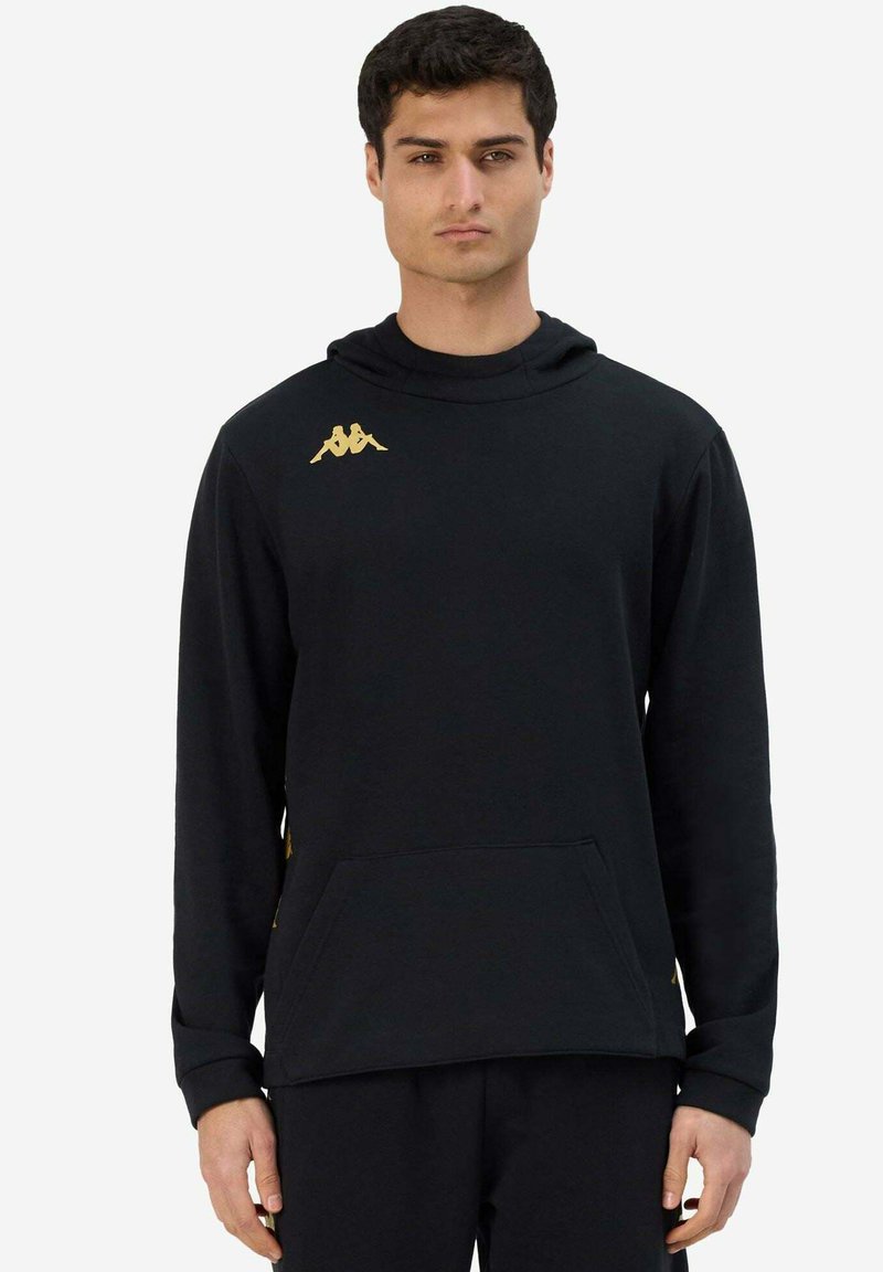 Felpa nera con cappuccio, dotata di tasca a marsupio, polsini e colletto a costine, con logo Kappa dorato sul petto. Realizzata in tessuto morbido.
