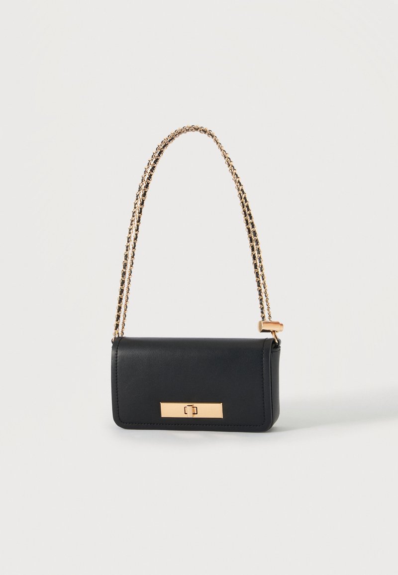 Sac à main rectangulaire en cuir noir avec une lanière chaîne dorée et un fermoir rectangulaire doré à l'avant.