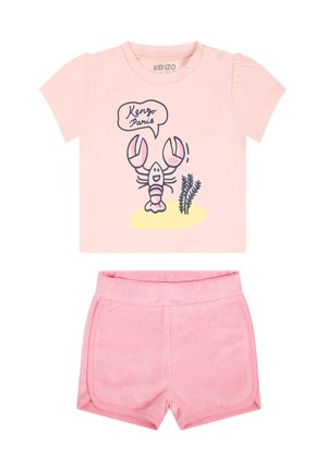 Roze katoenen t-shirt met korte mouwen, voorzien van een kreeftgrafiek en tekst. Gecombineerd met bijpassende roze pluche shorts. Eenvoudig en comfortabel ontwerp.