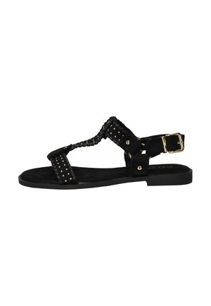 Zwarte platte sandaal met gouden studs, gevlochten bandjes en een gouden gesp aan de enkel.