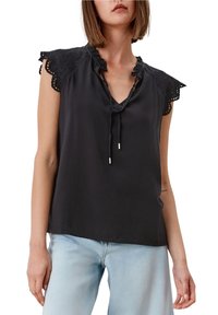 Blusa nera con maniche a cappuccio rifinite in pizzo, scollatura a V e dettaglio con cordini sul davanti. Il tessuto è liscio e leggero.