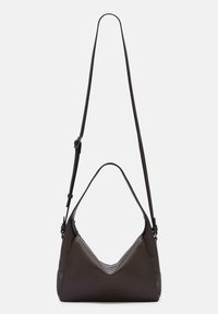 Borsa a spalla in pelle marrone scuro con una superficie liscia, design a forma di V, tracolla regolabile e chiusura con zip.