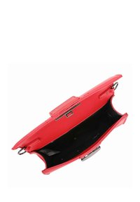 Rote Lederhandtasche mit glatter Textur, Klappenverschluss, Innenfach und silberner Hardware. Innen mit einem sternenmusternden Futter ausgestattet.