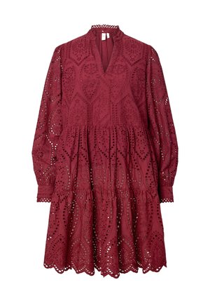 Burgunderfarget bomullskjole med lange ermer, v-hals, detaljert broderi anglaise-mønster og et flerlags skjørt med bølgekant.