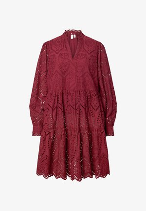 Burgundska bombažna obleka z dolgimi rokavi, v-oblikovanim izrezom, podrobno broderijsko angleško vzorčenje in večslojno krilo s valovitimi robovi.