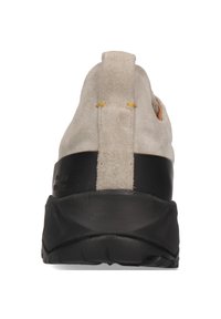 Wildlederschuh mit beige oberen Teil, schwarzer Gummi-sohle und einer Schlaufe hinten. Verfügt über einen gelben Akzent an der Schlaufe und eine strukturierte Ferse.