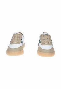 Sneaker bianchi e beige con una tomaia in pelle liscia, dettagli in suede, particolari verdi e una suola in gomma beige con cuciture a contrasto.