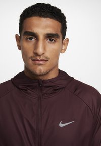 Nike Performance SPHERE MILER - Running jacket - burgundy crush burgundy crush