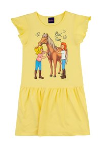 Keltainen puuvillamekko, jossa on lyhyet röyhelöillyt hihat. Edessä on graafinen kuva kahdesta tytöstä, jotka hoitavat ruskeaa hevosta, ja tekstinä on "Parhaat Tiimi".