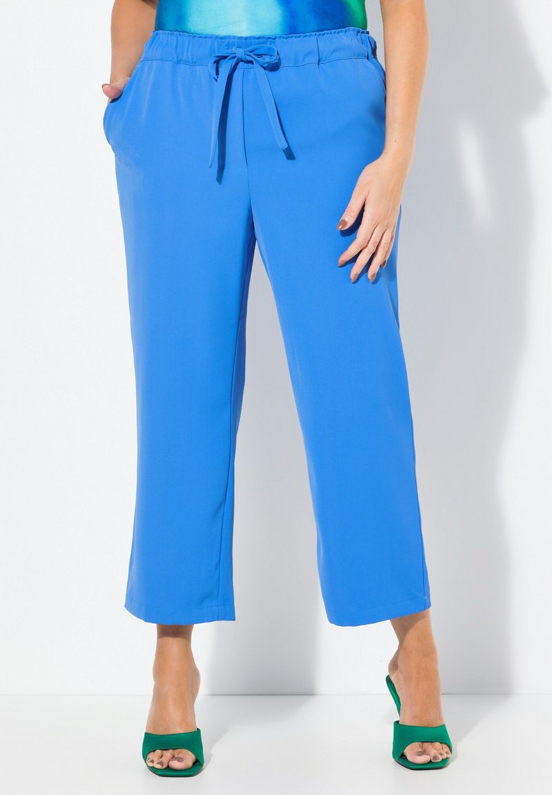 Pantalones cortos ligeros de color azul con cintura elástica y cordón, que cuentan con bolsillos laterales y un diseño de pierna recta.