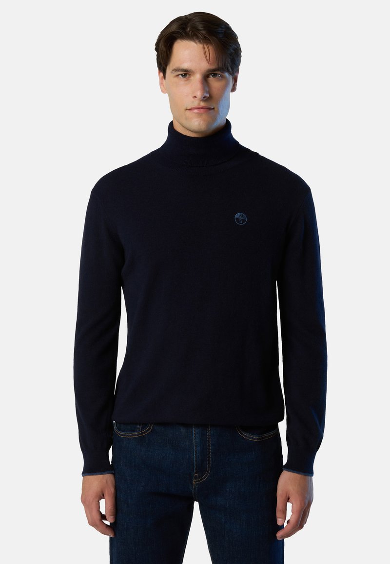 Maglione a collo alto blu navy con maniche lunghe, realizzato in materiale morbido, con un piccolo logo sul petto e un design aderente.