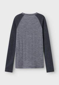 Langemouwig shirt met grijze en donkerblauwe materialen, met een textuur op het lichaam en gladde mouwen, een ronde halslijn en een contrasterend raglanontwerp.