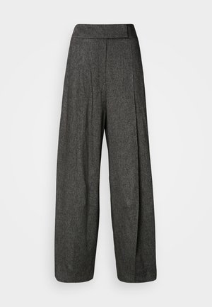 Pantaloni grigi a gamba larga realizzati in tessuto strutturato, con vita alta, pieghe frontali e un taglio dritto che arriva fino alla caviglia.