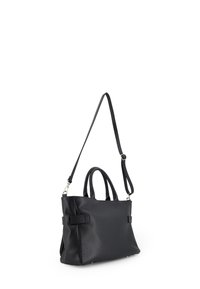 Sac à main en cuir noir avec deux poignées et une bandoulière amovible. Il se distingue par sa texture lisse et sa forme rectangulaire avec des accents latéraux.