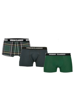 Drei Paar Urban Classics Boxer Shorts: eine kariert mit schwarzem Bund, eine dunkel gestreift und eine einfarbig dunkelgrün, alle mit Logobündchen.